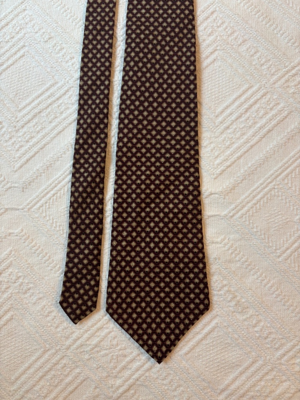 Dockers Vintage Burgundy Geometric Diamond 100% Silk Neck Tie 4” Wide